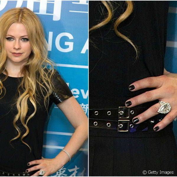 Sem abandonar o estilo rockeira, Avril Lavigne usou as unhas pintadas de preto para o 